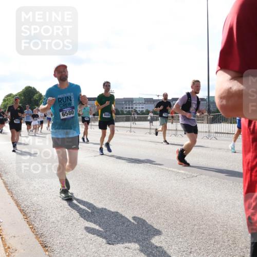 29.06.2025 - hella hamburg halbmarathon Lena Gebhardt http://msf.ph/oto/8280917 29.06.2025 09:58:06 Lombardsbrücke 6580, 4814, 8689, 1034, 1094, 1179, 1190, 1258, 1320, 1321, 1335, 1563, 1815, 1870, 2034, 2070, 2138, 2397, 2417, 2448, 2488, 2612, 2636, 2711, 2946, 3058, 3091, 3114, 3251, 4379, 4814, 4903, 5032, 5093, 5305, 5672, 5721, 5775, 6164, 6272, 6355, 6356, 6569, 6580, 6585, 6628, 6754, 6776, 6897, 7065, 7134, 7409, 7478, 7509, 7594, 7646, 7724, 7856, 7896, 7952, 7973, 7976, 8154, 8311, 8508, 8590, 9012, 9057, 9562, 9656, 10084 meine-sportfotos.de