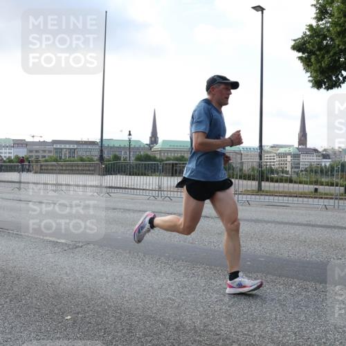 29.06.2025 - hella hamburg halbmarathon Lena Gebhardt http://msf.ph/oto/8280934 29.06.2025 09:45:34 Lombardsbrücke 1230, 57, 1686, 1707, 1758, 1990, 2689, 2746, 3043, 4050, 4129, 4679, 4698, 4749, 5070, 5187, 5328, 5550, 5746, 5826, 6358, 6781, 6878, 7272, 7389, 7481, 7651, 7723, 7965, 8190, 8209, 8883, 9137, 9381, 9571, 9634, 10017, 10171, 10270, 10484, 10486, 10876, 11120, 11169, 11413, 11857, 12049, 12232, 12234, 12308, 12595, 12691, 12988, 13066, 13343, 13618, 13686, 14028, 14140, 14289, 15672, 15883, 16157, 16713, 16818, 17428 meine-sportfotos.de