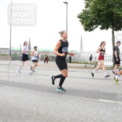 29.06.2025 - hella hamburg halbmarathon Lena Gebhardt http://msf.ph/oto/8280959 29.06.2025 10:54:56 Lombardsbrücke 5882, 16443, 24, 1013, 1198, 2084, 2090, 2244, 2452, 2532, 2566, 2586, 2632, 3002, 3274, 3761, 3795, 4039, 4191, 4192, 4971, 5185, 5216, 5392, 5500, 5727, 5882, 5993, 6023, 6279, 6395, 6396, 6839, 6944, 6982, 7219, 7238, 7766, 7986, 8012, 8186, 8403, 8519, 9521, 9596, 10109, 10331, 10458, 10471, 10686, 11033, 11226, 11287, 11567, 11569, 11737, 11788, 11908, 12147, 12148, 12240, 12268, 12270, 12930, 13272, 13283, 13548, 13944, 13945, 13979, 13980, 14515 meine-sportfotos.de