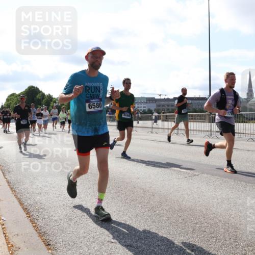 29.06.2025 - hella hamburg halbmarathon Lena Gebhardt http://msf.ph/oto/8280974 29.06.2025 09:58:06 Lombardsbrücke 7509, 6580, 8689, 8861, 1789, 1175, 1034, 1094, 1179, 1190, 1258, 1320, 1321, 1335, 1563, 1815, 1870, 2034, 2070, 2138, 2397, 2417, 2448, 2488, 2612, 2636, 2711, 2946, 3058, 3091, 3114, 3251, 4379, 4814, 4903, 5032, 5093, 5305, 5672, 5721, 5775, 6164, 6272, 6355, 6356, 6569, 6580, 6585, 6628, 6754, 6776, 6897, 7065, 7134, 7409, 7478, 7509, 7594, 7646, 7724, 7856, 7896, 7952, 7973, 7976, 8154, 8311, 8508, 8590, 9012, 9057, 9562, 9656, 10084 meine-sportfotos.de