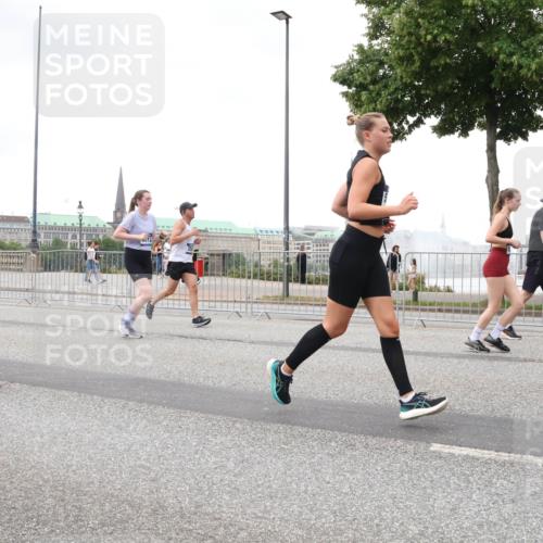 29.06.2025 - hella hamburg halbmarathon Lena Gebhardt http://msf.ph/oto/8280995 29.06.2025 10:54:56 Lombardsbrücke 16443, 1013, 1198, 2084, 2090, 2244, 2452, 2532, 2566, 2586, 2632, 3002, 3274, 3761, 3795, 4039, 4191, 4192, 4971, 5185, 5216, 5392, 5500, 5727, 5882, 5993, 6023, 6279, 6395, 6396, 6839, 6944, 6982, 7219, 7238, 7766, 7986, 8012, 8186, 8403, 8519, 9521, 9596, 10109, 10331, 10458, 10471, 10686, 11033, 11226, 11287, 11567, 11569, 11737, 11788, 11908, 12147, 12148, 12240, 12268, 12270, 12930, 13272, 13283, 13548, 13944, 13945, 13979, 13980, 14515 meine-sportfotos.de