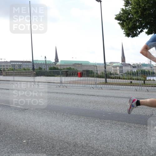 29.06.2025 - hella hamburg halbmarathon Lena Gebhardt http://msf.ph/oto/8281051 29.06.2025 09:45:34 Lombardsbrücke 12308, 1446, 57, 1686, 1707, 1758, 1990, 2689, 2746, 3043, 4050, 4129, 4679, 4698, 4749, 5070, 5187, 5328, 5550, 5746, 5826, 6358, 6781, 6878, 7272, 7389, 7481, 7651, 7723, 7965, 8190, 8209, 8883, 9137, 9381, 9571, 9634, 10017, 10171, 10270, 10484, 10486, 10876, 11120, 11169, 11413, 11857, 12049, 12232, 12234, 12308, 12595, 12691, 12988, 13066, 13343, 13618, 13686, 14028, 14140, 14289, 15672, 15883, 16157, 16713, 16818, 17428 meine-sportfotos.de
