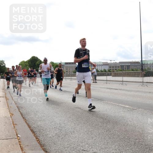 29.06.2025 - hella hamburg halbmarathon Lena Gebhardt http://msf.ph/oto/8281070 29.06.2025 10:20:31 Lombardsbrücke 11835, 1011, 1046, 1069, 1471, 1474, 2053, 2064, 2101, 2325, 2478, 2834, 3247, 3278, 3434, 3733, 3781, 3842, 4154, 4166, 4288, 4422, 4585, 4614, 4737, 4739, 4754, 4869, 5181, 5556, 5625, 5659, 5811, 5812, 5831, 5937, 6608, 6951, 7018, 7101, 7131, 7739, 7744, 8025, 8387, 8462, 8588, 8738, 8940, 9136, 9196, 9722, 9735, 9873, 10041, 10050, 10350, 10414, 10550, 10595, 10613, 10647, 10701, 10754, 11100, 11603, 11835, 11995 meine-sportfotos.de