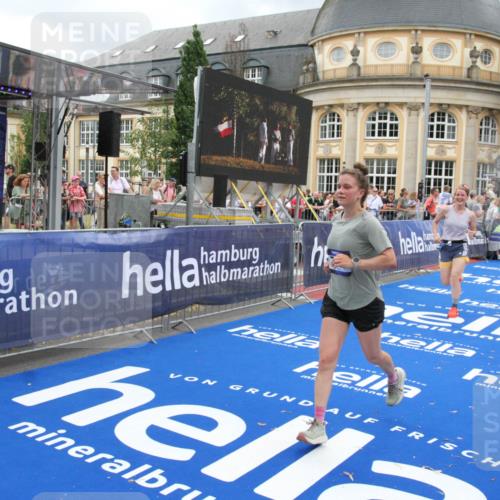 29.06.2025 - hella hamburg halbmarathon Michael Strokosch http://msf.ph/oto/8281099 29.06.2025 10:54:33 Ziel 2474, 3426, 3794, 4868, 5259, 7129, 8798, 11009, 11797, 11799, 12321, 12607, 15146, 16327, 19067 meine-sportfotos.de