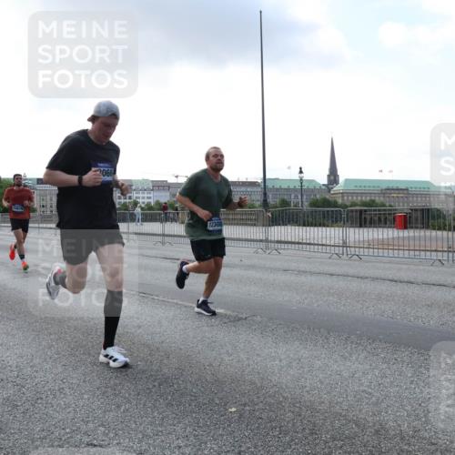 29.06.2025 - hella hamburg halbmarathon Lena Gebhardt http://msf.ph/oto/8281110 29.06.2025 09:45:34 Lombardsbrücke 11120, 1707, 8190, 10876, 3066, 12308, 57, 1686, 1707, 1758, 1990, 2689, 2746, 3043, 4050, 4129, 4679, 4698, 4749, 5070, 5187, 5328, 5550, 5746, 5826, 6358, 6781, 6878, 7272, 7389, 7481, 7651, 7723, 7965, 8190, 8209, 8883, 9137, 9381, 9571, 9634, 10017, 10171, 10270, 10484, 10486, 10876, 11120, 11169, 11413, 11857, 12049, 12232, 12234, 12308, 12595, 12691, 12988, 13066, 13343, 13618, 13686, 14028, 14140, 14289, 15672, 15883, 16157, 16713, 16818, 17428 meine-sportfotos.de