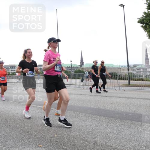29.06.2025 - hella hamburg halbmarathon Lena Gebhardt http://msf.ph/oto/8281117 29.06.2025 10:46:30 Lombardsbrücke 1371, 1375, 1429, 1465, 1532, 1608, 1837, 1999, 2162, 2423, 2500, 2697, 2773, 2813, 2951, 3277, 3406, 3407, 3410, 3469, 3734, 4119, 4202, 4223, 4296, 4342, 4355, 4448, 4604, 5697, 5700, 5703, 5769, 5770, 5854, 5892, 6068, 6124, 6161, 6392, 7303, 7364, 7368, 7374, 7767, 7827, 7894, 7960, 7983, 8047, 8477, 8551, 8700, 9129, 9337, 9445, 9691, 10153, 10230, 11358, 11361, 11876, 11910, 12298, 12333, 12507, 12522, 13969, 14261, 15852, 16882, 16987 meine-sportfotos.de
