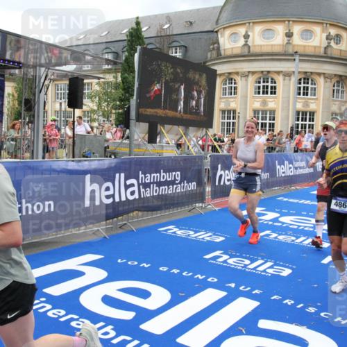 29.06.2025 - hella hamburg halbmarathon Michael Strokosch http://msf.ph/oto/8281134 29.06.2025 10:54:34 Ziel 2474, 3794, 4868, 5259, 7129, 8798, 11009, 11797, 11799, 12321, 12607, 15146, 19067 meine-sportfotos.de