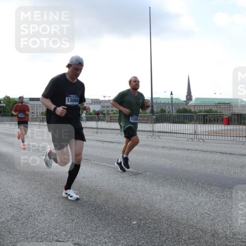 29.06.2025 - hella hamburg halbmarathon Lena Gebhardt http://msf.ph/oto/8281173 29.06.2025 09:45:35 Lombardsbrücke 11120, 1707, 8190, 10876, 13066, 1230, 57, 1686, 1707, 1758, 1990, 2689, 2746, 3043, 4050, 4129, 4679, 4698, 4749, 5070, 5187, 5328, 5550, 5746, 5826, 6358, 6781, 6878, 7272, 7389, 7481, 7651, 7723, 7965, 8190, 8209, 8883, 9137, 9381, 9571, 9634, 10017, 10171, 10270, 10484, 10486, 10876, 11120, 11413, 11857, 12049, 12232, 12234, 12308, 12595, 12691, 12988, 13066, 13343, 13618, 13686, 14028, 14140, 14289, 15672, 15883, 16157, 16713, 16818, 17428 meine-sportfotos.de