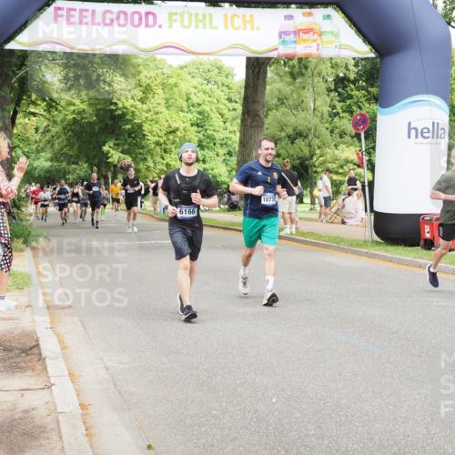 29.06.2025 - hella hamburg halbmarathon MichiJ http://msf.ph/oto/8281185 29.06.2025 10:57:52 Zwischen KM18-KM19 3756, 6166, 9280, 10858, 11774, 12929, 16776, 18222 meine-sportfotos.de