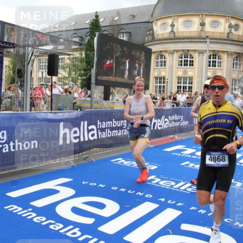 29.06.2025 - hella hamburg halbmarathon Michael Strokosch http://msf.ph/oto/8281200 29.06.2025 10:54:34 Ziel 2474, 3794, 4868, 5259, 7129, 8798, 11009, 11797, 11799, 12321, 12607, 15146, 19067 meine-sportfotos.de