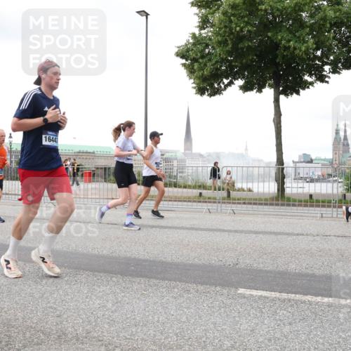29.06.2025 - hella hamburg halbmarathon Lena Gebhardt http://msf.ph/oto/8281206 29.06.2025 10:54:56 Lombardsbrücke 1328, 2632, 16443, 1013, 1198, 2084, 2090, 2244, 2452, 2532, 2566, 2586, 2632, 3002, 3274, 3761, 3795, 4039, 4191, 4192, 4971, 5185, 5216, 5392, 5500, 5727, 5882, 5993, 6023, 6279, 6395, 6396, 6839, 6944, 6982, 7219, 7238, 7766, 7986, 8012, 8186, 8403, 8519, 9521, 9596, 10109, 10331, 10458, 10471, 10686, 11033, 11226, 11287, 11567, 11569, 11737, 11788, 11908, 12147, 12148, 12240, 12268, 12270, 12930, 13272, 13283, 13548, 13944, 13945, 13979, 13980, 14515 meine-sportfotos.de