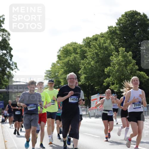 29.06.2025 - hella hamburg halbmarathon Jannik Wohlers http://msf.ph/oto/8281215 29.06.2025 10:02:53 Lombardsbrücke 1114, 1135, 1138, 1414, 1450, 1885, 2594, 2619, 2782, 3572, 4511, 6453, 7210, 7211, 7290, 7706, 7935, 9439, 9453, 10824, 11556, 12177, 12211, 12212, 12843, 13036, 13474, 13664, 13732, 13857, 13874, 13976, 14225, 14493, 15539, 16355, 16605, 17096, 18028 meine-sportfotos.de