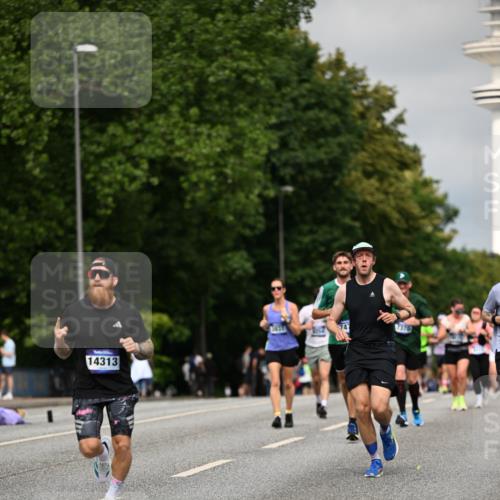 29.06.2025 - hella hamburg halbmarathon Dr. Thomas Lammeyer http://msf.ph/oto/8281250 29.06.2025 10:15:49 Kennedybrücke 1062, 1790, 2661, 3746, 3837, 5254, 6966, 7370, 7474, 7571, 8368, 9119, 9254, 9405, 10042 meine-sportfotos.de