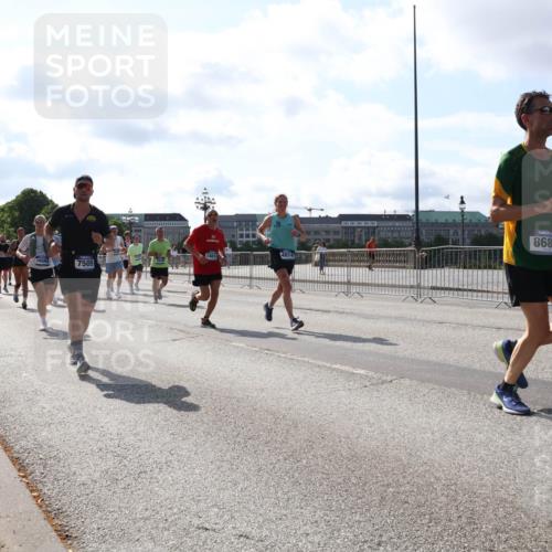 29.06.2025 - hella hamburg halbmarathon Lena Gebhardt http://msf.ph/oto/8281261 29.06.2025 09:58:07 Lombardsbrücke 12662, 16563, 7509, 1881, 8689, 1034, 1094, 1179, 1190, 1258, 1320, 1321, 1335, 1563, 1815, 1870, 2034, 2070, 2138, 2397, 2417, 2448, 2488, 2612, 2636, 2711, 2946, 3058, 3091, 3114, 3251, 4379, 4814, 4903, 5032, 5093, 5305, 5672, 5721, 5775, 6164, 6272, 6355, 6356, 6569, 6580, 6585, 6628, 6754, 6776, 6897, 7065, 7134, 7409, 7478, 7509, 7594, 7646, 7724, 7856, 7896, 7952, 7973, 7976, 8154, 8311, 8508, 8590, 8825, 9012, 9057, 9562, 9656, 10084 meine-sportfotos.de