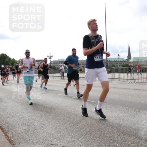 29.06.2025 - hella hamburg halbmarathon Lena Gebhardt http://msf.ph/oto/8281328 29.06.2025 10:20:32 Lombardsbrücke 6951, 3434, 7131, 064, 11835, 1011, 1046, 1069, 1471, 1474, 2053, 2101, 2325, 2478, 2834, 3247, 3434, 3733, 3781, 3842, 4154, 4166, 4288, 4422, 4585, 4614, 4737, 4739, 4754, 4869, 5181, 5556, 5625, 5659, 5811, 5812, 5831, 5937, 6608, 6951, 7018, 7101, 7131, 7739, 7744, 8025, 8462, 8588, 8738, 8940, 9136, 9196, 9722, 9735, 9873, 10041, 10050, 10350, 10414, 10550, 10595, 10613, 10647, 10701, 10754, 11100, 11603, 11835, 11995 meine-sportfotos.de
