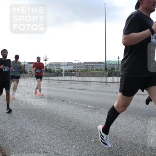 29.06.2025 - hella hamburg halbmarathon Lena Gebhardt http://msf.ph/oto/8281361 29.06.2025 09:45:35 Lombardsbrücke 11120, 707, 8190, 10876, 1306, 57, 1686, 1707, 1758, 1990, 2689, 2746, 3043, 4050, 4129, 4679, 4698, 4749, 5070, 5187, 5328, 5550, 5746, 5826, 6358, 6781, 6878, 7272, 7389, 7481, 7651, 7723, 7965, 8190, 8209, 8883, 9137, 9381, 9571, 9634, 10017, 10171, 10270, 10484, 10486, 10876, 11120, 11413, 11857, 12049, 12232, 12234, 12308, 12595, 12691, 12988, 13066, 13343, 13618, 13686, 14028, 14140, 14289, 15672, 15883, 16157, 16713, 16818, 17428 meine-sportfotos.de