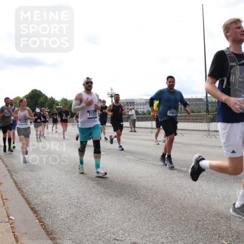 29.06.2025 - hella hamburg halbmarathon Lena Gebhardt http://msf.ph/oto/8281377 29.06.2025 10:20:32 Lombardsbrücke 7018, 6951, 7131, 3434, 10647, 83, 1011, 1046, 1069, 1471, 1474, 2053, 2101, 2325, 2478, 2834, 3247, 3434, 3733, 3781, 3842, 4154, 4166, 4288, 4422, 4585, 4614, 4737, 4739, 4754, 4869, 5181, 5556, 5625, 5659, 5811, 5812, 5831, 5937, 6608, 6951, 7018, 7101, 7131, 7739, 7744, 8025, 8462, 8588, 8738, 8940, 9136, 9196, 9722, 9735, 9873, 10041, 10050, 10350, 10414, 10550, 10595, 10613, 10647, 10701, 10754, 11100, 11603, 11835, 11995 meine-sportfotos.de