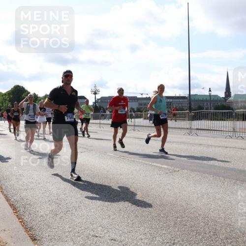 29.06.2025 - hella hamburg halbmarathon Lena Gebhardt http://msf.ph/oto/8281378 29.06.2025 09:58:08 Lombardsbrücke 12662, 8449, 18811, 16561, 7509, 1034, 1094, 1179, 1190, 1258, 1320, 1321, 1335, 1563, 1815, 1870, 2034, 2070, 2138, 2397, 2417, 2448, 2612, 2636, 2656, 2711, 2946, 3058, 3091, 3114, 3251, 4379, 4814, 4903, 5032, 5093, 5305, 5672, 5721, 5775, 6164, 6272, 6355, 6356, 6569, 6580, 6585, 6628, 6754, 6776, 6897, 7065, 7134, 7409, 7478, 7509, 7594, 7646, 7724, 7856, 7896, 7952, 7973, 7976, 8154, 8311, 8508, 8590, 8825, 9012, 9057, 9562, 9656, 10084 meine-sportfotos.de