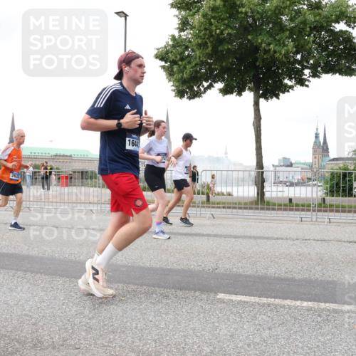 29.06.2025 - hella hamburg halbmarathon Lena Gebhardt http://msf.ph/oto/8281380 29.06.2025 10:54:57 Lombardsbrücke 1328, 2632, 1644, 1013, 1198, 2084, 2090, 2244, 2452, 2532, 2566, 2586, 2632, 3002, 3274, 3761, 4039, 4191, 4192, 5185, 5216, 5392, 5500, 5727, 5882, 5993, 6023, 6279, 6395, 6396, 6839, 6944, 6982, 7219, 7238, 7766, 7986, 8012, 8186, 8403, 8519, 9521, 9596, 10109, 10331, 10458, 10471, 10686, 11033, 11226, 11287, 11567, 11569, 11737, 11788, 11908, 12147, 12148, 12240, 12268, 12270, 12930, 13272, 13283, 13548, 13944, 13945, 13979, 13980, 14515 meine-sportfotos.de