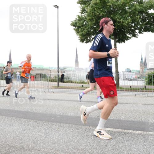 29.06.2025 - hella hamburg halbmarathon Lena Gebhardt http://msf.ph/oto/8281426 29.06.2025 10:54:57 Lombardsbrücke 2632, 1644, 1013, 1198, 2084, 2090, 2244, 2452, 2532, 2566, 2586, 2632, 3002, 3274, 3761, 4039, 4191, 4192, 5185, 5216, 5392, 5500, 5727, 5882, 5993, 6023, 6279, 6395, 6396, 6839, 6944, 6982, 7219, 7238, 7766, 7986, 8012, 8186, 8403, 8519, 9521, 9596, 10109, 10331, 10458, 10471, 10686, 11033, 11226, 11287, 11567, 11569, 11737, 11788, 11908, 12147, 12148, 12240, 12268, 12270, 12930, 13272, 13283, 13548, 13944, 13945, 13979, 13980, 14515 meine-sportfotos.de