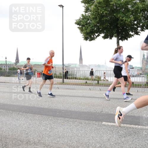 29.06.2025 - hella hamburg halbmarathon Lena Gebhardt http://msf.ph/oto/8281449 29.06.2025 10:54:57 Lombardsbrücke 14752, 1328, 1013, 1198, 2084, 2090, 2244, 2452, 2532, 2566, 2586, 2632, 3002, 3274, 3761, 4039, 4191, 4192, 5185, 5216, 5392, 5500, 5727, 5882, 5993, 6023, 6279, 6395, 6396, 6839, 6944, 6982, 7219, 7238, 7766, 7986, 8012, 8186, 8403, 8519, 9521, 9596, 10109, 10331, 10458, 10471, 10686, 11033, 11226, 11287, 11567, 11569, 11737, 11788, 11908, 12147, 12148, 12240, 12268, 12270, 12930, 13272, 13283, 13548, 13944, 13945, 13979, 13980, 14515 meine-sportfotos.de