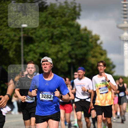 29.06.2025 - hella hamburg halbmarathon Dr. Thomas Lammeyer http://msf.ph/oto/8281454 29.06.2025 09:53:16 Kennedybrücke 1343, 1445, 1800, 1975, 2324, 2573, 2750, 2949, 3136, 3282, 3431, 4148, 4303, 4425, 5248, 5889, 6123, 6149, 6682, 7229, 7796, 8370, 8465, 9264, 9265, 9296, 9914, 10930 meine-sportfotos.de