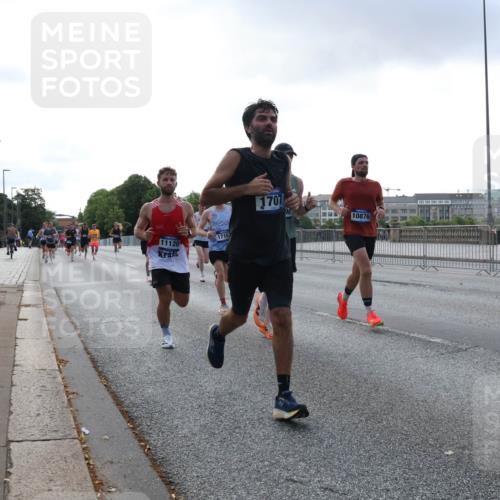 29.06.2025 - hella hamburg halbmarathon Lena Gebhardt http://msf.ph/oto/8281458 29.06.2025 09:45:36 Lombardsbrücke 11120, 1715, 1707, 10876, 57, 1686, 1707, 1758, 1990, 2689, 2746, 3043, 4050, 4129, 4679, 4698, 4749, 5070, 5187, 5328, 5550, 5746, 5826, 6358, 6781, 6878, 7272, 7389, 7481, 7651, 7723, 7965, 8190, 8209, 8883, 9137, 9381, 9571, 9634, 10017, 10171, 10270, 10484, 10486, 10876, 11120, 11413, 11857, 12049, 12232, 12234, 12308, 12595, 12691, 12988, 13066, 13343, 13618, 13686, 14028, 14140, 14289, 15672, 15883, 16157, 16713, 16818, 17428 meine-sportfotos.de