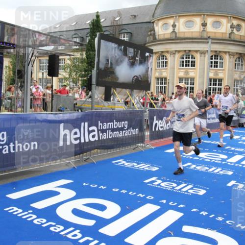 29.06.2025 - hella hamburg halbmarathon Michael Strokosch http://msf.ph/oto/8281473 29.06.2025 10:54:37 Ziel 2474, 3794, 5259, 8798, 9012, 10040, 10368, 10376, 11797, 11799, 12607, 15146 meine-sportfotos.de
