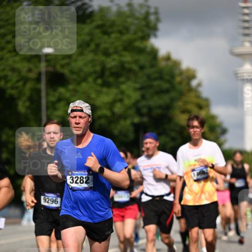 29.06.2025 - hella hamburg halbmarathon Dr. Thomas Lammeyer http://msf.ph/oto/8281490 29.06.2025 09:53:16 Kennedybrücke 1343, 1445, 1800, 1975, 2324, 2573, 2750, 2949, 3136, 3282, 3431, 4148, 4303, 4425, 5248, 5889, 6123, 6149, 6682, 7229, 7796, 8370, 8465, 9264, 9265, 9296, 9914, 10930 meine-sportfotos.de