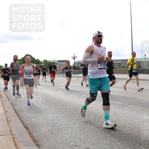 29.06.2025 - hella hamburg halbmarathon Lena Gebhardt http://msf.ph/oto/8281494 29.06.2025 10:20:33 Lombardsbrücke 7018, 6951, 3434, 7131, 15442, 1064, 1011, 1046, 1069, 1471, 1474, 2053, 2101, 2325, 2478, 2834, 3247, 3434, 3733, 3781, 3842, 4154, 4166, 4288, 4422, 4585, 4614, 4737, 4739, 4754, 4869, 5181, 5556, 5625, 5659, 5811, 5812, 5831, 5937, 6608, 6951, 7018, 7101, 7131, 7739, 7744, 8025, 8462, 8588, 8940, 9136, 9196, 9722, 9735, 9873, 9981, 10041, 10050, 10350, 10414, 10550, 10595, 10613, 10647, 10754, 11100, 11145, 11603, 11835, 11995, 12844 meine-sportfotos.de