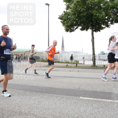 29.06.2025 - hella hamburg halbmarathon Lena Gebhardt http://msf.ph/oto/8281501 29.06.2025 10:54:58 Lombardsbrücke 14752, 1013, 1198, 2084, 2090, 2244, 2452, 2566, 2586, 2632, 3002, 3274, 4039, 4191, 4192, 5185, 5216, 5392, 5500, 5727, 5882, 5993, 6279, 6395, 6396, 6839, 6944, 6982, 7219, 7238, 7766, 7986, 8012, 8186, 8403, 8519, 9521, 9596, 10109, 10331, 10458, 10471, 10686, 11033, 11226, 11287, 11567, 11569, 11737, 11788, 11908, 12147, 12148, 12240, 12268, 12270, 12930, 13098, 13272, 13283, 13548, 13944, 13945, 13979, 13980, 14515, 15160 meine-sportfotos.de