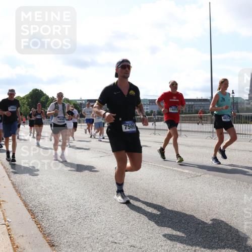 29.06.2025 - hella hamburg halbmarathon Lena Gebhardt http://msf.ph/oto/8281506 29.06.2025 09:58:08 Lombardsbrücke 6754, 12662, 16563, 7509, 18811, 4814, 1034, 1094, 1179, 1190, 1258, 1320, 1321, 1335, 1563, 1815, 1870, 2034, 2070, 2138, 2397, 2417, 2448, 2612, 2636, 2656, 2711, 2946, 3058, 3091, 3114, 3251, 4379, 4814, 4903, 5032, 5093, 5305, 5672, 5721, 5775, 6164, 6272, 6355, 6356, 6569, 6580, 6585, 6628, 6754, 6776, 6897, 7065, 7134, 7409, 7478, 7509, 7594, 7646, 7724, 7856, 7896, 7952, 7973, 7976, 8154, 8311, 8508, 8590, 8825, 9012, 9057, 9562, 9656, 10084 meine-sportfotos.de