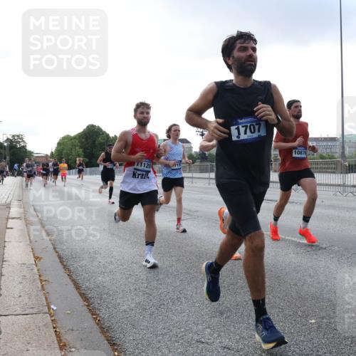 29.06.2025 - hella hamburg halbmarathon Lena Gebhardt http://msf.ph/oto/8281508 29.06.2025 09:45:36 Lombardsbrücke 11120, 14, 1707, 10876, 57, 1686, 1707, 1758, 1990, 2689, 2746, 3043, 4050, 4129, 4679, 4698, 4749, 5070, 5187, 5328, 5550, 5746, 5826, 6358, 6781, 6878, 7272, 7389, 7481, 7651, 7723, 7965, 8190, 8209, 8883, 9137, 9381, 9571, 9634, 10017, 10171, 10270, 10484, 10486, 10876, 11120, 11413, 11857, 12049, 12232, 12234, 12308, 12595, 12691, 12988, 13066, 13343, 13618, 13686, 14028, 14140, 14289, 15672, 15883, 16157, 16713, 16818, 17428 meine-sportfotos.de