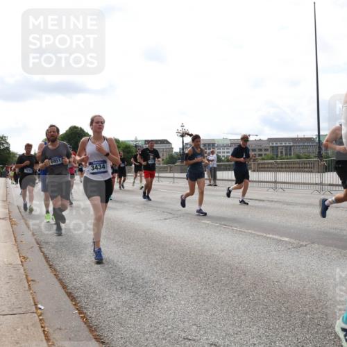 29.06.2025 - hella hamburg halbmarathon Lena Gebhardt http://msf.ph/oto/8281558 29.06.2025 10:20:33 Lombardsbrücke 7018, 6951, 3434, 713, 1011, 1046, 1069, 1471, 1474, 2053, 2101, 2325, 2478, 2834, 3247, 3434, 3733, 3781, 3842, 4154, 4166, 4288, 4422, 4585, 4614, 4737, 4739, 4754, 4869, 5181, 5556, 5625, 5659, 5811, 5812, 5831, 5937, 6608, 6951, 7018, 7101, 7131, 7739, 7744, 8025, 8462, 8588, 8940, 9136, 9196, 9722, 9735, 9873, 9981, 10041, 10050, 10350, 10414, 10550, 10595, 10613, 10647, 10754, 11100, 11145, 11603, 11835, 11995, 12844 meine-sportfotos.de