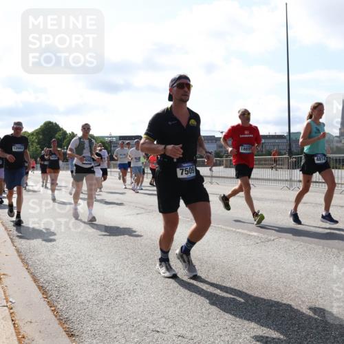 29.06.2025 - hella hamburg halbmarathon Lena Gebhardt http://msf.ph/oto/8281563 29.06.2025 09:58:08 Lombardsbrücke 12662, 8449, 6561, 7509, 1881, 4814, 1034, 1094, 1179, 1190, 1258, 1320, 1321, 1335, 1563, 1815, 1870, 2034, 2070, 2138, 2397, 2417, 2448, 2612, 2636, 2656, 2711, 2946, 3058, 3091, 3114, 3251, 4379, 4814, 4903, 5032, 5093, 5305, 5672, 5721, 5775, 6164, 6272, 6355, 6356, 6569, 6580, 6585, 6628, 6754, 6776, 6897, 7065, 7134, 7409, 7478, 7509, 7594, 7646, 7724, 7856, 7896, 7952, 7973, 7976, 8154, 8311, 8508, 8590, 8825, 9012, 9057, 9562, 9656, 10084 meine-sportfotos.de