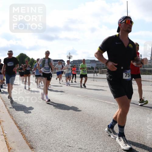29.06.2025 - hella hamburg halbmarathon Lena Gebhardt http://msf.ph/oto/8281605 29.06.2025 09:58:08 Lombardsbrücke 6754, 12662, 16563, 750, 4814, 1034, 1094, 1179, 1190, 1258, 1320, 1321, 1335, 1563, 1815, 1870, 2034, 2070, 2138, 2397, 2417, 2448, 2612, 2636, 2656, 2711, 2946, 3058, 3091, 3114, 3251, 4379, 4814, 4903, 5032, 5093, 5305, 5672, 5721, 5775, 6164, 6272, 6355, 6356, 6569, 6580, 6585, 6628, 6754, 6776, 6897, 7065, 7134, 7409, 7478, 7509, 7594, 7646, 7724, 7856, 7896, 7952, 7973, 7976, 8154, 8311, 8508, 8590, 8825, 9012, 9057, 9562, 9656, 10084 meine-sportfotos.de