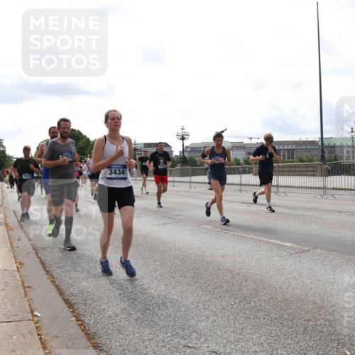 29.06.2025 - hella hamburg halbmarathon Lena Gebhardt http://msf.ph/oto/8281610 29.06.2025 10:20:33 Lombardsbrücke 7018, 051, 3434, 1011, 1046, 1069, 1471, 1474, 2053, 2101, 2325, 2478, 2834, 3247, 3434, 3733, 3781, 3842, 4154, 4166, 4288, 4422, 4585, 4614, 4737, 4739, 4754, 4869, 5181, 5556, 5625, 5659, 5811, 5812, 5831, 5937, 6608, 6951, 7018, 7101, 7131, 7739, 7744, 8025, 8462, 8588, 8940, 9136, 9196, 9722, 9735, 9873, 9981, 10041, 10050, 10350, 10414, 10550, 10595, 10613, 10647, 10754, 11100, 11145, 11603, 11835, 11995, 12844 meine-sportfotos.de