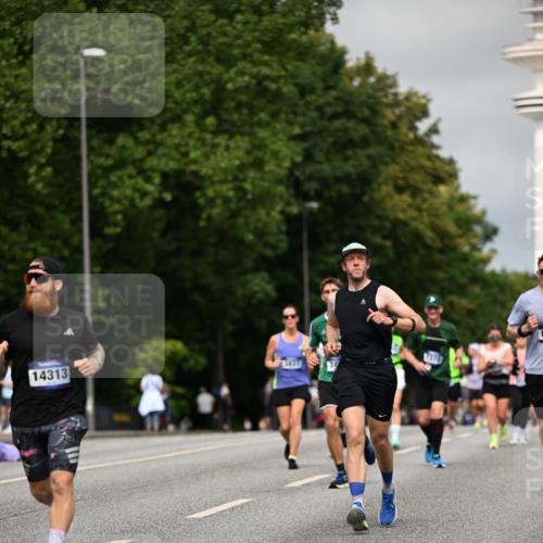 29.06.2025 - hella hamburg halbmarathon Dr. Thomas Lammeyer http://msf.ph/oto/8281649 29.06.2025 10:15:49 Kennedybrücke 1062, 1790, 2661, 3746, 3837, 5254, 6966, 7370, 7474, 7571, 8368, 9119, 9254, 9405, 10042 meine-sportfotos.de