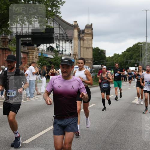29.06.2025 - hella hamburg halbmarathon Yannick Fuchs http://msf.ph/oto/8281660 29.06.2025 10:49:46 20KM 1130, 1179, 1180, 1193, 2982, 3048, 3058, 3668, 4951, 5465, 5672, 6569, 6591, 6924, 7594, 7742, 7976, 8255, 8639, 8863, 9361, 9562, 11039, 11309, 12196, 12515, 12545, 13474, 14363, 14365, 14461, 15184, 15484, 15584, 15818, 15884, 16176, 16375, 16401, 16434, 16521, 16786, 17133, 17259, 17615, 17640, 17642, 17734, 18064, 18125, 18212, 18325, 18340, 18495, 18741, 18746, 18835, 19120, 19152 meine-sportfotos.de