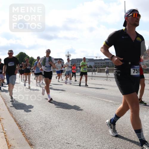 29.06.2025 - hella hamburg halbmarathon Lena Gebhardt http://msf.ph/oto/8281670 29.06.2025 09:58:09 Lombardsbrücke 6754, 12662, 16563, 263, 758, 750, 4814, 1034, 1094, 1179, 1190, 1258, 1320, 1321, 1335, 1563, 1815, 1870, 2034, 2070, 2138, 2397, 2417, 2448, 2612, 2636, 2656, 2711, 2946, 3041, 3058, 3091, 3114, 3251, 3859, 4814, 4903, 5032, 5093, 5305, 5672, 5721, 5775, 6164, 6272, 6355, 6356, 6569, 6580, 6585, 6628, 6754, 6776, 6897, 7065, 7134, 7409, 7478, 7509, 7594, 7646, 7724, 7856, 7896, 7952, 7973, 7976, 8154, 8311, 8508, 8590, 8825, 9012, 9057, 9562, 9656, 10084 meine-sportfotos.de