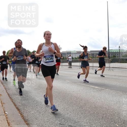 29.06.2025 - hella hamburg halbmarathon Lena Gebhardt http://msf.ph/oto/8281692 29.06.2025 10:20:34 Lombardsbrücke 7018, 6951, 3434, 2478, 1011, 1046, 1069, 1471, 1474, 2053, 2101, 2325, 2478, 2834, 2923, 2945, 3247, 3434, 3733, 3781, 3842, 4154, 4166, 4288, 4422, 4585, 4614, 4737, 4739, 4754, 4869, 5181, 5556, 5625, 5659, 5811, 5812, 5831, 5937, 6608, 6951, 7018, 7101, 7131, 7739, 7744, 8025, 8113, 8462, 8588, 8940, 9136, 9196, 9722, 9735, 9873, 9981, 10041, 10050, 10350, 10414, 10550, 10595, 10613, 10647, 10754, 11100, 11145, 11603, 11835, 11995, 12844 meine-sportfotos.de