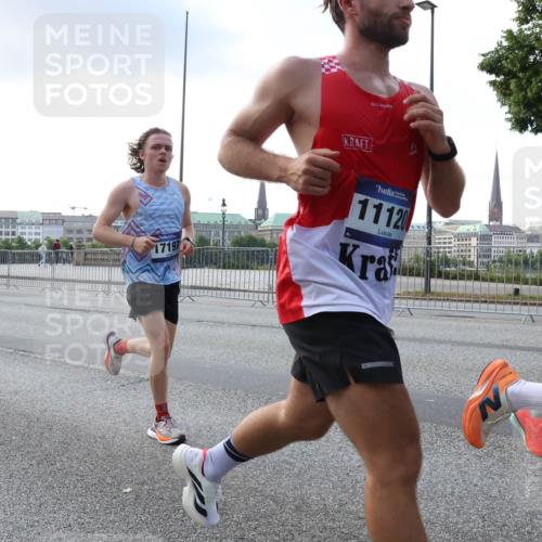 29.06.2025 - hella hamburg halbmarathon Lena Gebhardt http://msf.ph/oto/8281705 29.06.2025 09:45:37 Lombardsbrücke 16712, 17197, 11120, 57, 1686, 1707, 1758, 1990, 2689, 2746, 3043, 4050, 4129, 4679, 4698, 4749, 5070, 5187, 5328, 5550, 5746, 5826, 6358, 6781, 6878, 7272, 7389, 7481, 7651, 7723, 7965, 8190, 8209, 8883, 9137, 9381, 9571, 9634, 10017, 10171, 10270, 10484, 10486, 10876, 11120, 11413, 11857, 12049, 12232, 12234, 12308, 12595, 12691, 12988, 13066, 13343, 13618, 13686, 14028, 14140, 14289, 15672, 15883, 16157, 16713, 16818, 17428 meine-sportfotos.de
