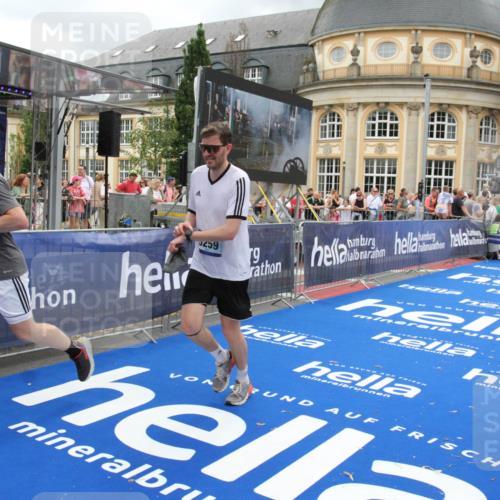 29.06.2025 - hella hamburg halbmarathon Michael Strokosch http://msf.ph/oto/8281707 29.06.2025 10:54:39 Ziel 1125, 2474, 5259, 8798, 9012, 10040, 10368, 10376, 12489, 12607, 17765 meine-sportfotos.de