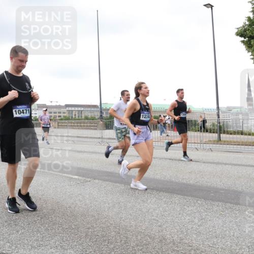 29.06.2025 - hella hamburg halbmarathon Lena Gebhardt http://msf.ph/oto/8281736 29.06.2025 10:54:59 Lombardsbrücke 15029, 818, 10471, 12240, 13944, 1013, 1198, 2084, 2090, 2244, 2452, 2566, 2586, 2632, 3002, 3274, 4039, 4191, 4192, 5185, 5392, 5500, 5727, 5882, 5993, 6395, 6396, 6839, 6944, 6982, 7219, 7238, 7766, 7986, 8012, 8186, 8403, 8519, 9521, 9596, 10109, 10331, 10458, 10471, 10686, 11033, 11226, 11287, 11567, 11569, 11737, 11788, 11908, 12147, 12148, 12240, 12268, 12270, 12930, 13098, 13272, 13283, 13548, 13944, 13945, 13979, 13980, 14515, 15160 meine-sportfotos.de