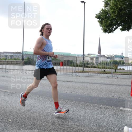 29.06.2025 - hella hamburg halbmarathon Lena Gebhardt http://msf.ph/oto/8281748 29.06.2025 09:45:37 Lombardsbrücke 16712, 171, 57, 1686, 1707, 1758, 1990, 2689, 2746, 3043, 4050, 4129, 4679, 4698, 4749, 5070, 5187, 5328, 5550, 5746, 5826, 6358, 6781, 6878, 7272, 7389, 7481, 7651, 7723, 7965, 8190, 8209, 8883, 9137, 9381, 9571, 9634, 10017, 10171, 10270, 10484, 10486, 10876, 11120, 11413, 11857, 12049, 12232, 12234, 12308, 12595, 12691, 12988, 13066, 13343, 13618, 13686, 14028, 14140, 14289, 15672, 15883, 16157, 16713, 16818, 17428 meine-sportfotos.de