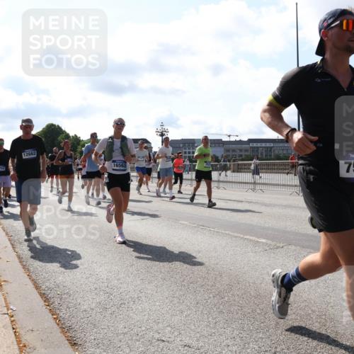29.06.2025 - hella hamburg halbmarathon Lena Gebhardt http://msf.ph/oto/8281754 29.06.2025 09:58:09 Lombardsbrücke 6754, 12662, 16563, 7501, 1034, 1094, 1179, 1190, 1258, 1320, 1321, 1335, 1563, 1815, 1870, 2034, 2070, 2138, 2397, 2417, 2448, 2612, 2636, 2656, 2711, 2946, 3041, 3058, 3091, 3114, 3251, 3859, 4814, 4903, 5032, 5093, 5305, 5672, 5721, 5775, 6164, 6272, 6355, 6356, 6569, 6580, 6585, 6628, 6754, 6776, 6897, 7065, 7134, 7409, 7478, 7509, 7594, 7646, 7724, 7856, 7896, 7952, 7973, 7976, 8154, 8311, 8508, 8590, 8825, 9012, 9057, 9562, 9656, 10084 meine-sportfotos.de