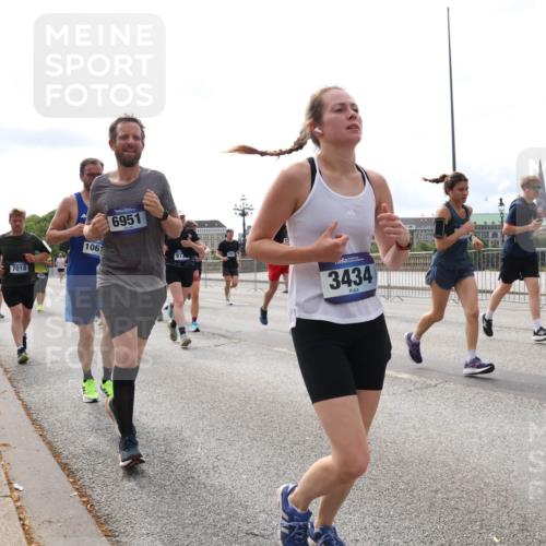 29.06.2025 - hella hamburg halbmarathon Lena Gebhardt http://msf.ph/oto/8281765 29.06.2025 10:20:34 Lombardsbrücke 7018, 1061, 6951, 3434, 1011, 1046, 1069, 1471, 1474, 2053, 2101, 2325, 2478, 2834, 2923, 2945, 3247, 3434, 3733, 3781, 3842, 4154, 4166, 4288, 4422, 4585, 4614, 4737, 4739, 4754, 4869, 5181, 5556, 5625, 5659, 5811, 5812, 5831, 5937, 6608, 6951, 7018, 7101, 7131, 7739, 7744, 8025, 8113, 8462, 8588, 8940, 9136, 9196, 9722, 9735, 9873, 9981, 10041, 10050, 10350, 10414, 10550, 10595, 10613, 10647, 10754, 11100, 11145, 11603, 11835, 11995, 12844 meine-sportfotos.de