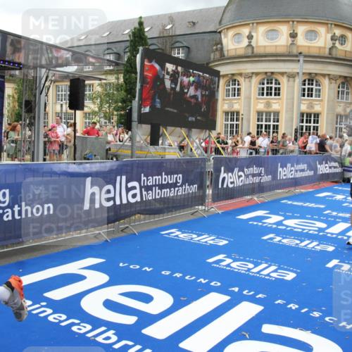 29.06.2025 - hella hamburg halbmarathon Michael Strokosch http://msf.ph/oto/8281798 29.06.2025 10:54:40 Ziel 1125, 2474, 3310, 5259, 7478, 8798, 9012, 10040, 10368, 10376, 12489, 12607, 15389, 15584, 17765, 19000 meine-sportfotos.de