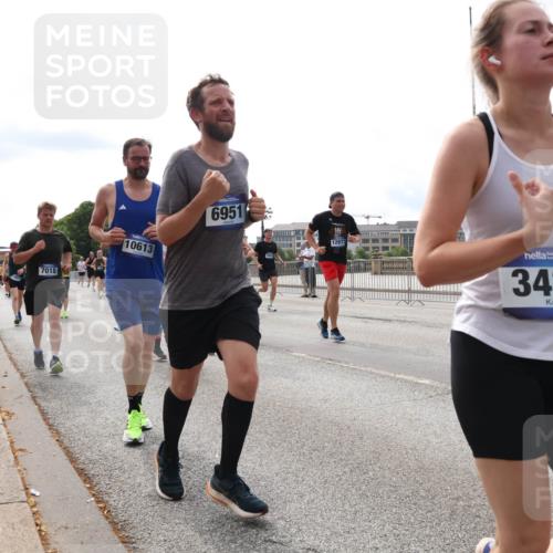 29.06.2025 - hella hamburg halbmarathon Lena Gebhardt http://msf.ph/oto/8281810 29.06.2025 10:20:35 Lombardsbrücke 7018, 10613, 6951, 12977, 3434, 1011, 1046, 1069, 1471, 1474, 2053, 2101, 2325, 2478, 2834, 2923, 2945, 3247, 3434, 3733, 3781, 3842, 4154, 4166, 4288, 4422, 4585, 4614, 4737, 4739, 4754, 4869, 5181, 5556, 5625, 5659, 5811, 5812, 5831, 5937, 6608, 6951, 7018, 7101, 7131, 7739, 7744, 8025, 8113, 8462, 8588, 8940, 9136, 9196, 9722, 9735, 9873, 9981, 10041, 10050, 10350, 10414, 10595, 10613, 10647, 10754, 11100, 11145, 11603, 11835, 11995, 12844 meine-sportfotos.de