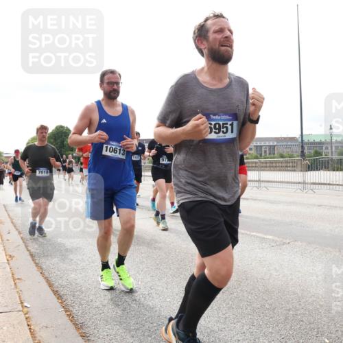 29.06.2025 - hella hamburg halbmarathon Lena Gebhardt http://msf.ph/oto/8281832 29.06.2025 10:20:35 Lombardsbrücke 7018, 10613, 5181, 6951, 1011, 1046, 1069, 1471, 1474, 2053, 2101, 2325, 2478, 2834, 2923, 2945, 3247, 3434, 3733, 3781, 3842, 4154, 4166, 4288, 4422, 4585, 4614, 4737, 4739, 4754, 4869, 5181, 5556, 5625, 5659, 5811, 5812, 5831, 5937, 6608, 6951, 7018, 7101, 7131, 7739, 7744, 8025, 8113, 8462, 8588, 8940, 9136, 9196, 9722, 9735, 9873, 9981, 10041, 10050, 10350, 10414, 10595, 10613, 10647, 10754, 11100, 11145, 11603, 11835, 11995, 12844 meine-sportfotos.de